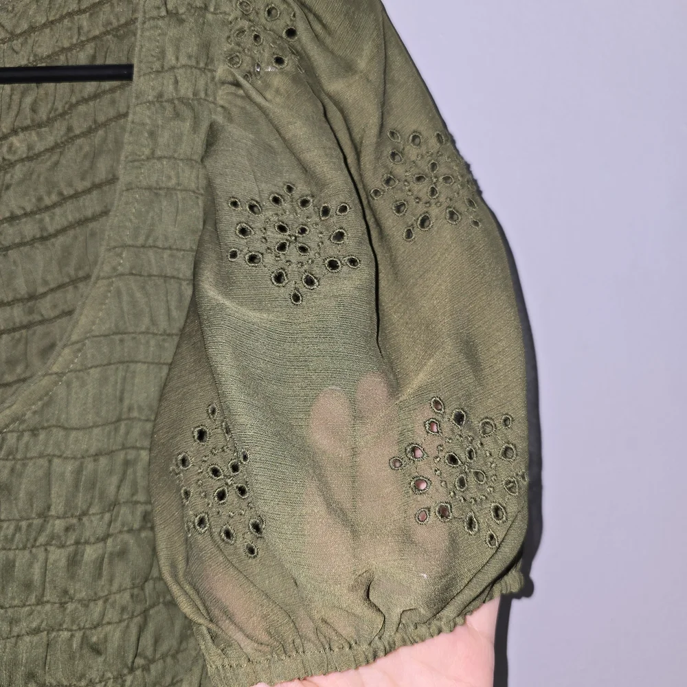 🌟 Old Navy Fitted Puff-Sleeve Smocked Chiffon Top - Picture 6 of 7